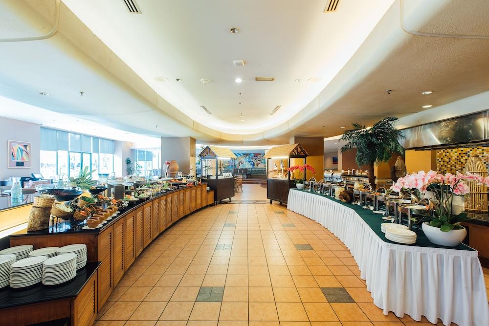 Royale Chulan Seremban Hotel Exterior photo The buffet at the 360 Restaurant